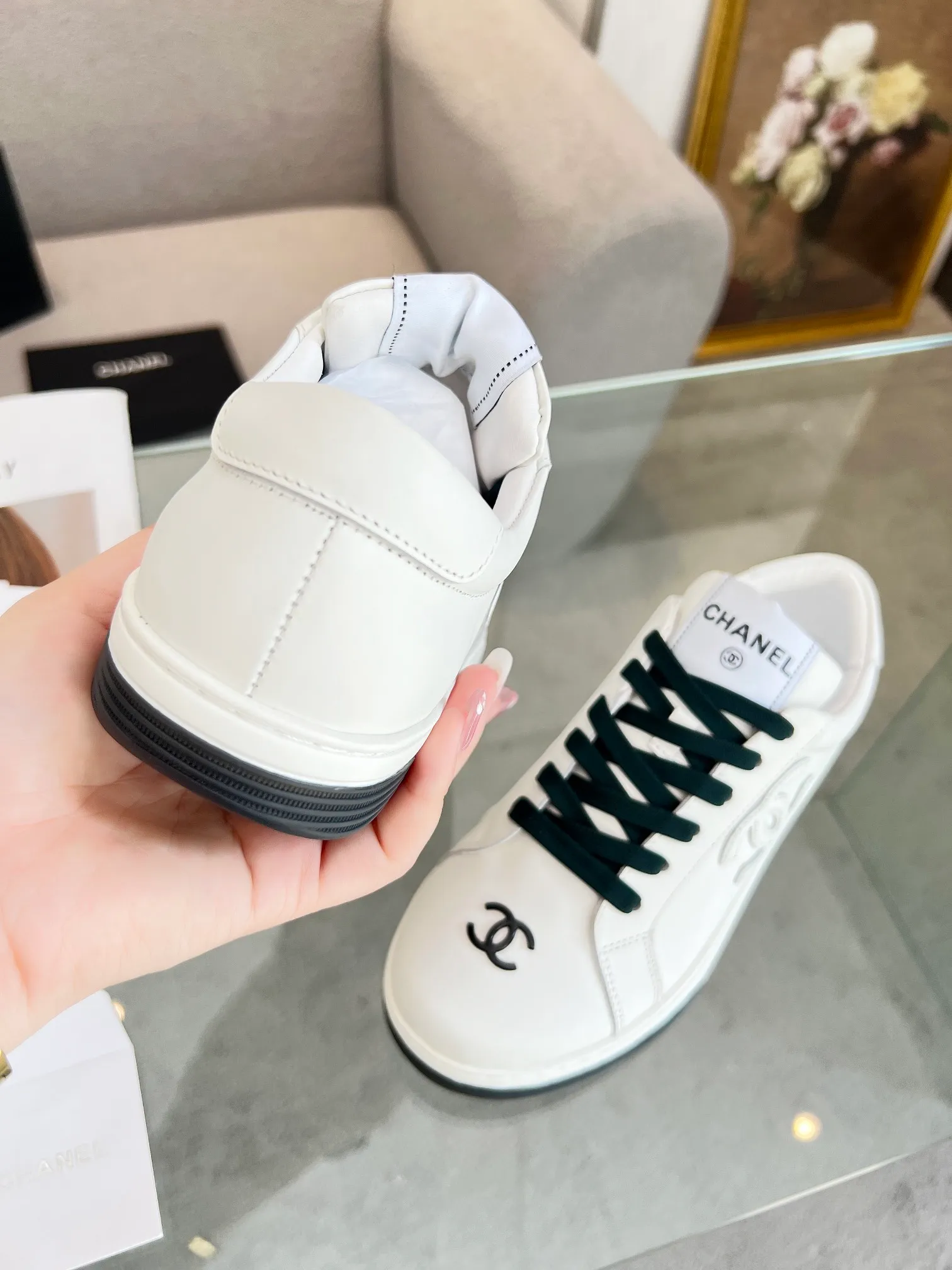 👟👟Ex-factory price 520👟👟Chanel Chanel 24SF latest model full leather panda color white shoes casual sports shoes skateboard shoes original purchase and development production Xiaoxiang C Home Another super popular item in the counter, loved by Internet celebrity bloggers and sisters, and various praises on social platforms. It is very popular, has a high texture, is breathable and super spring and summer. Seeing this issue always arouses the inner desire of girls for fashion. The latest suede material, classic black and white color, full of fashionable feeling on the feet, easy to care for. Fabric: Original customized imported cowhide material. Lining: Customized soft sheepskin lining. Sole: Original molded TPU non-slip outsole. Bottom thickness: 2.5CM. Size: Women's size 35-40 (custom-made sizes 40 are non-refundable)